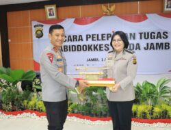 Kapolda Jambi Irjen Pol. Rusdi Hartono memimpin upacara Penyerahan Jabatan Kabid Dokkes Polda Jambi Kombes Pol. dr. Yolie Diana Koesnin