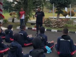 Bupati Romi Hariyanto Tinjau Sesi Latihan Paskibraka