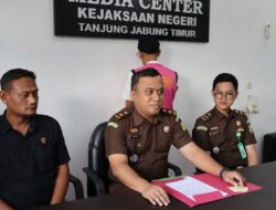 Penyerahan Tersangka Dan Barang Bukti Proses Tahap 2 Kasus Dugaan Korupsi Dana Upgrade Stasiun Pandu Teluk Majelis Oleh Unit Tipikor Tanjab Timur Kepada Kejari Tanjab Timur