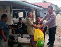 Kapolres Tanjab Timur Serahkan Bantuan kepada Korban Angin Puting Beliung di Desa Lambur